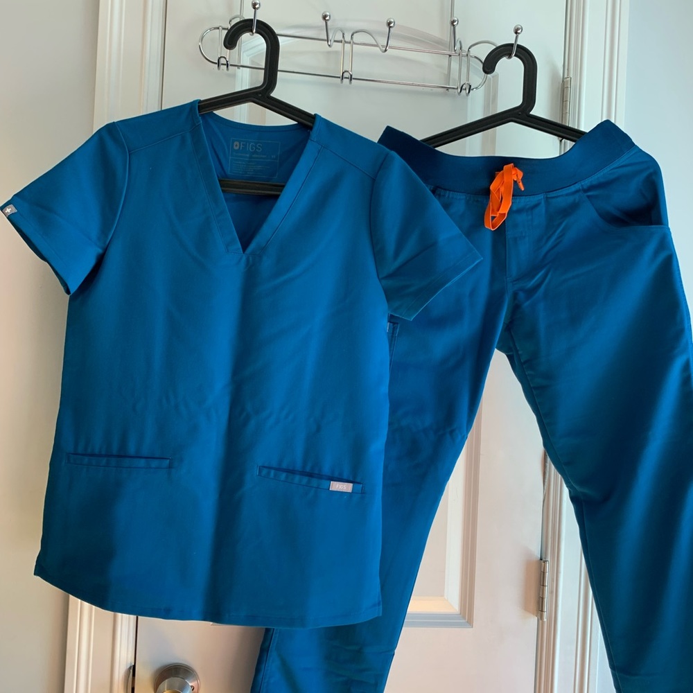 FIGS - Casma Three-Pocket Scrub Top and Kade Cargo Scrub Pants Women’s scrub set